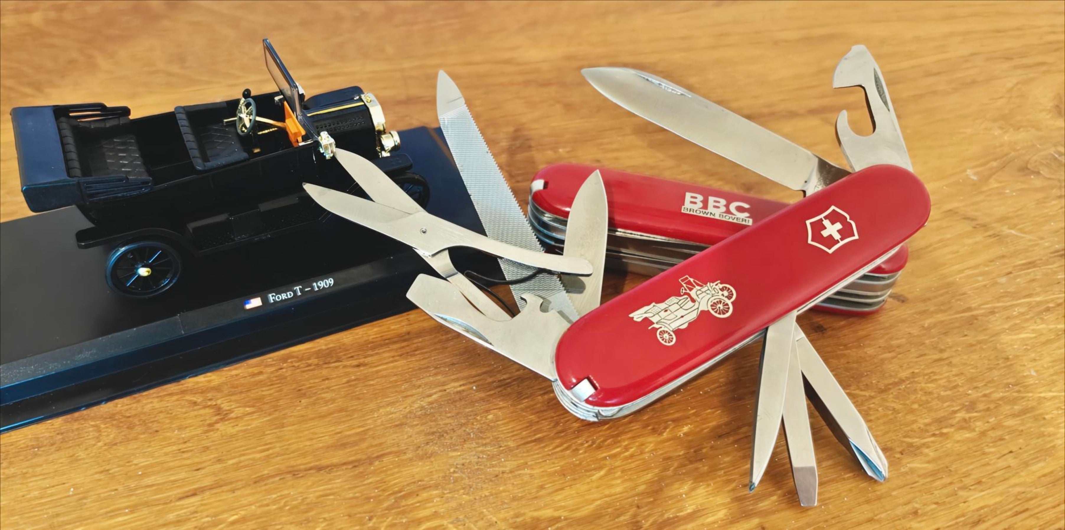Victorinox Grand Prix 91mm (1973–1990s) – Ford T Metal Inlay
