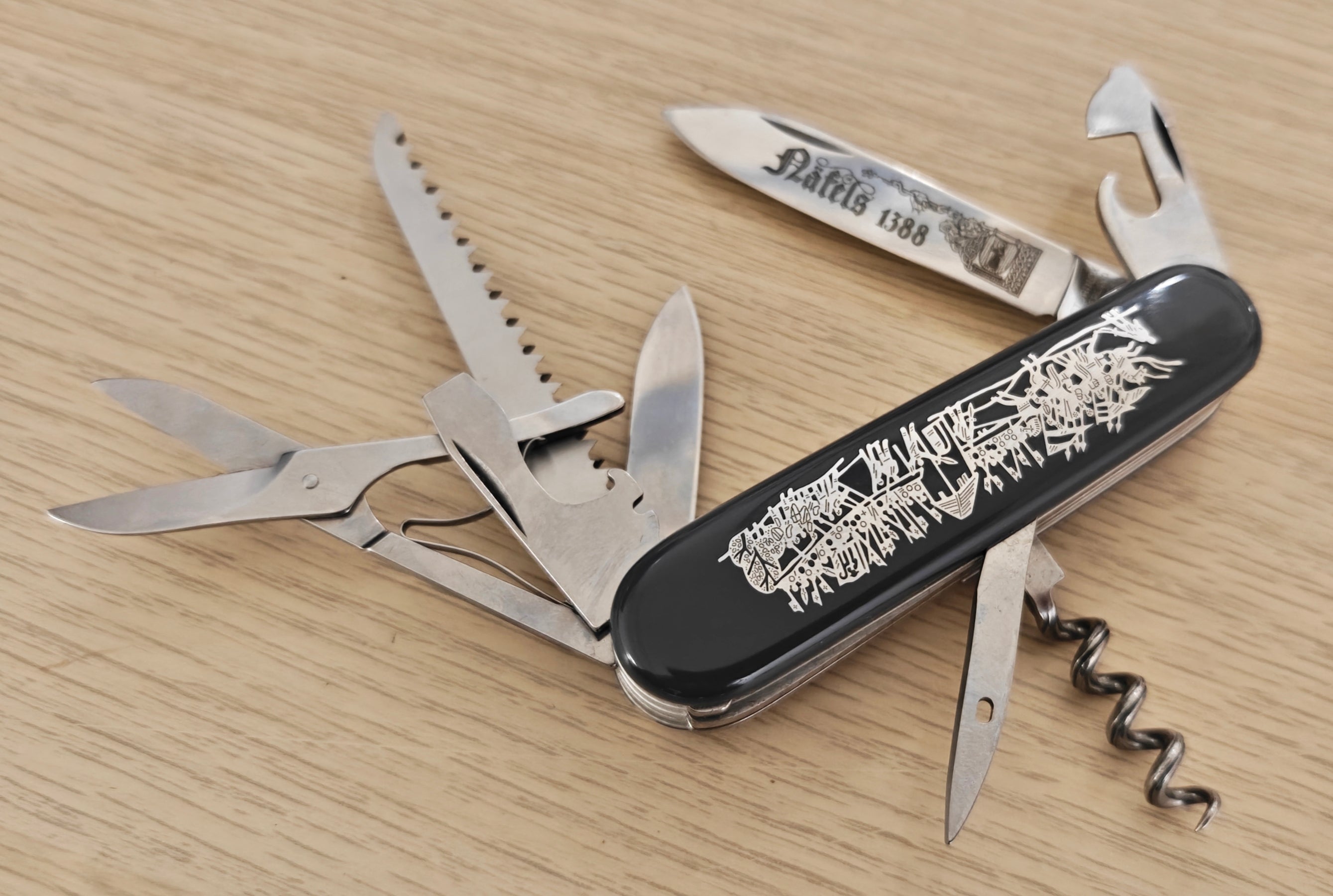 Victorinox Swiss Army Knife Huntsman Battle Series Nafels 1388