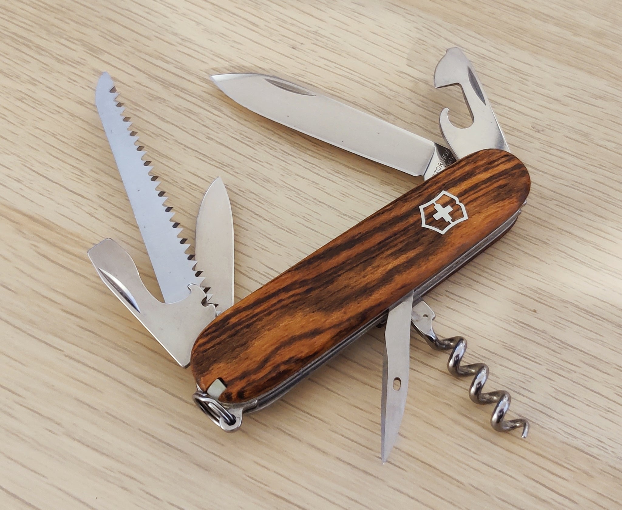 Canif de l'armée suisse Victorinox Camper bois de santal