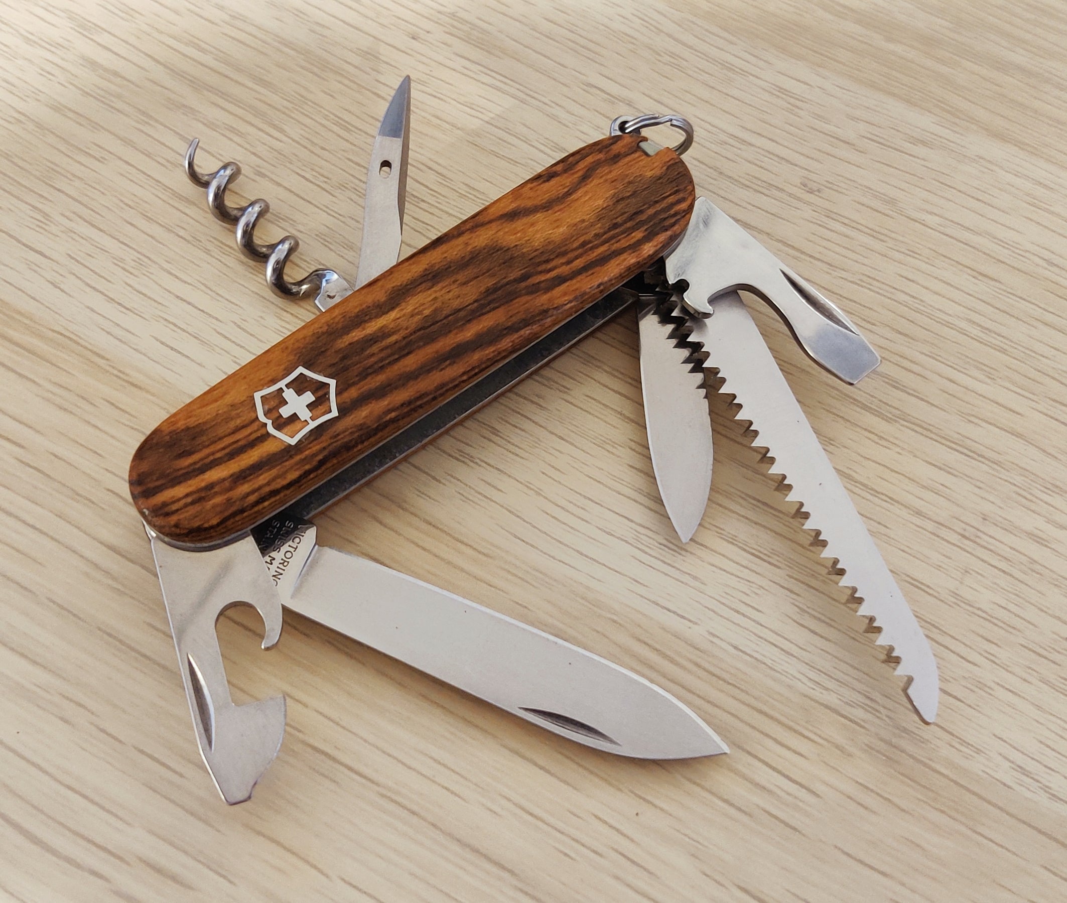 Canif de l'armée suisse Victorinox Camper bois de santal