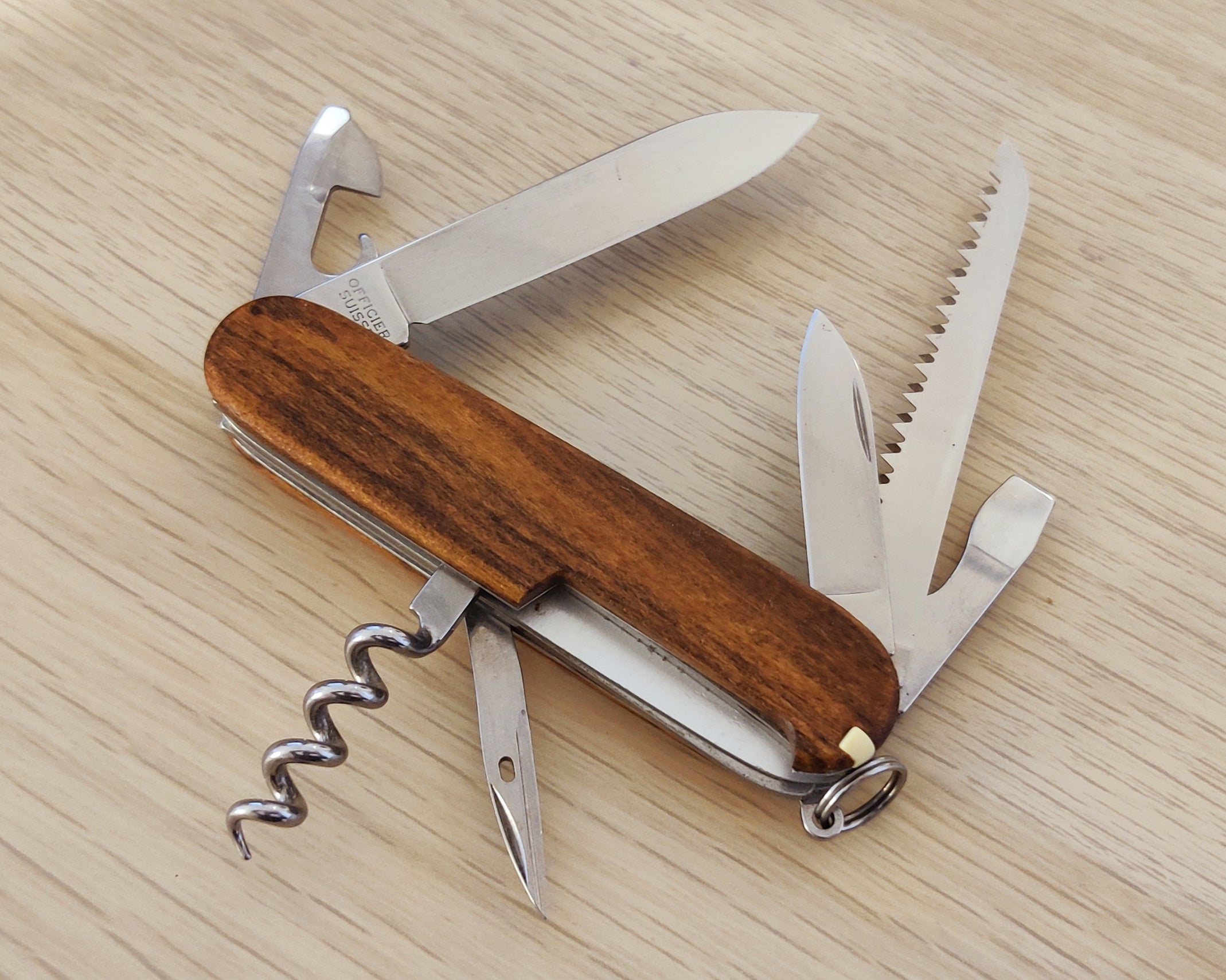 Canif de l'armée suisse Victorinox Camper bois de santal