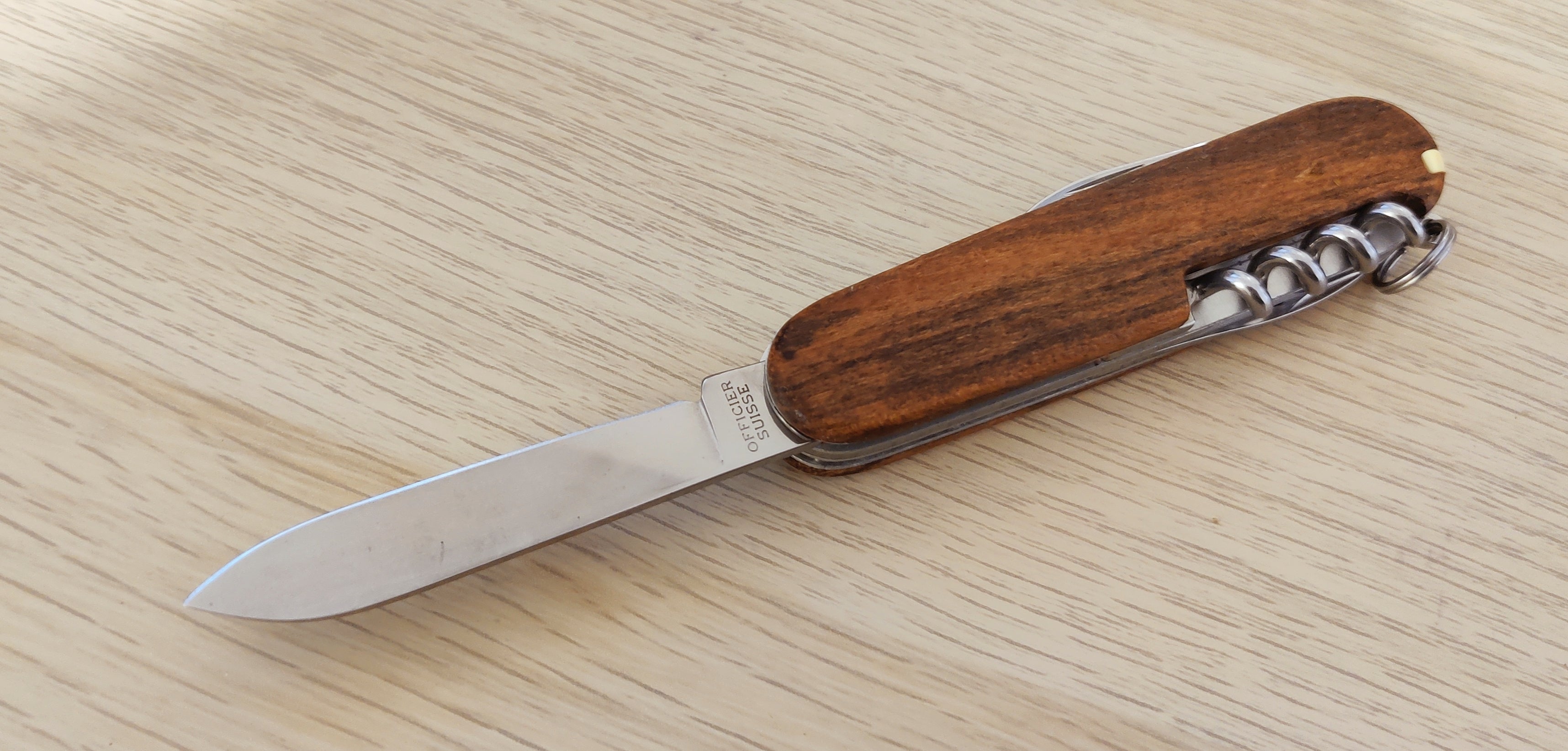 Canif de l'armée suisse Victorinox Camper bois de santal