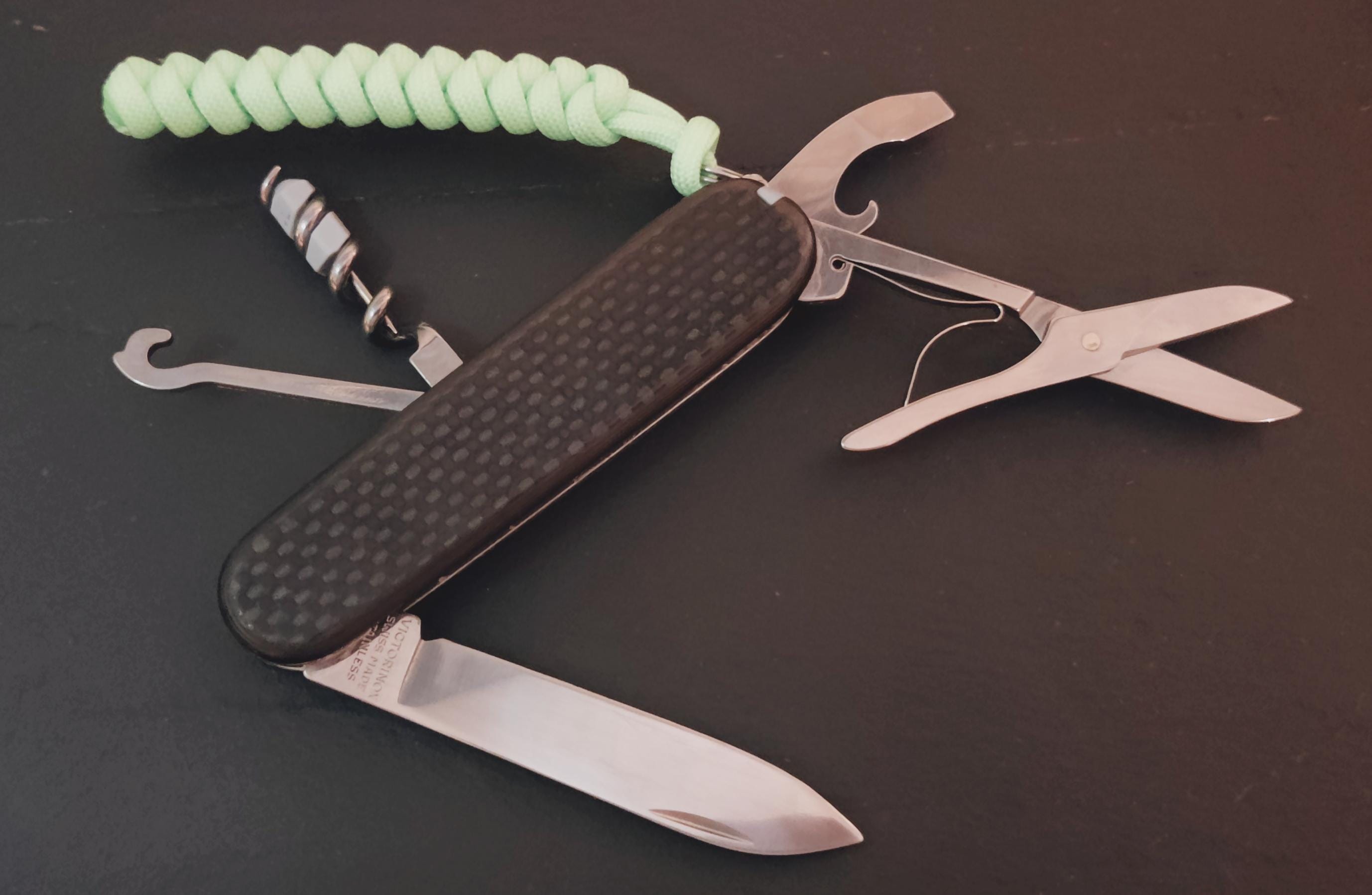 Balanças personalizadas compactas Victorinox Swiss Army em fibra de carbono