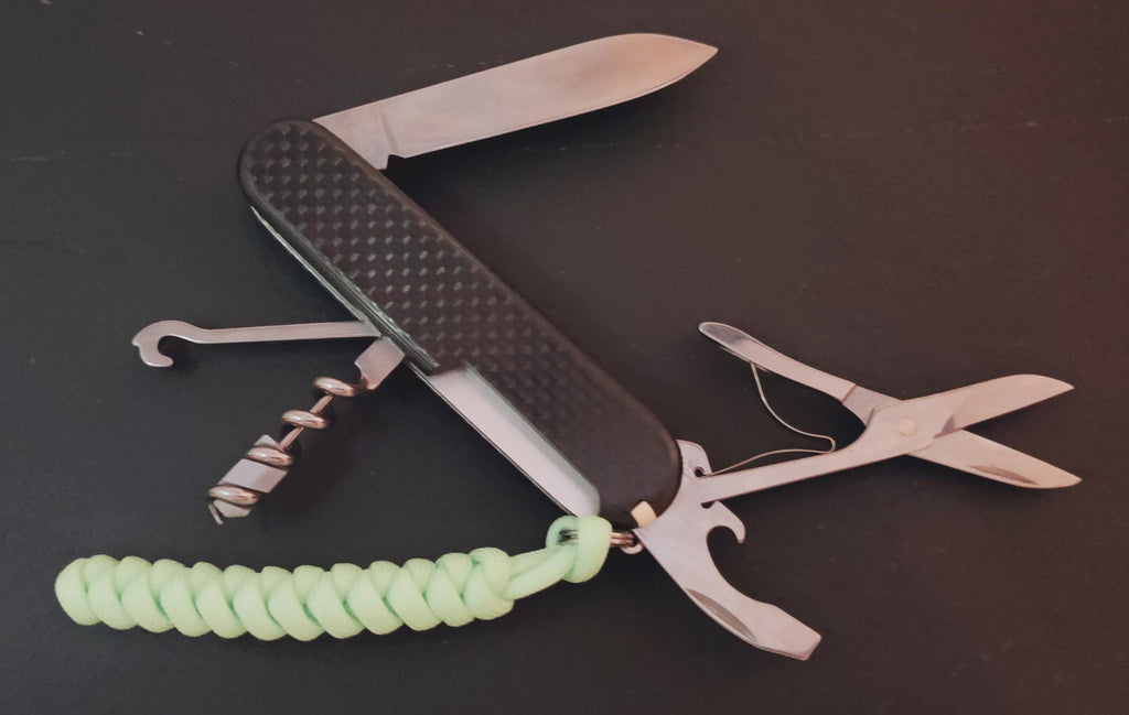 Báscula compacta personalizada Victorinox Swiss Army de fibra de carbono