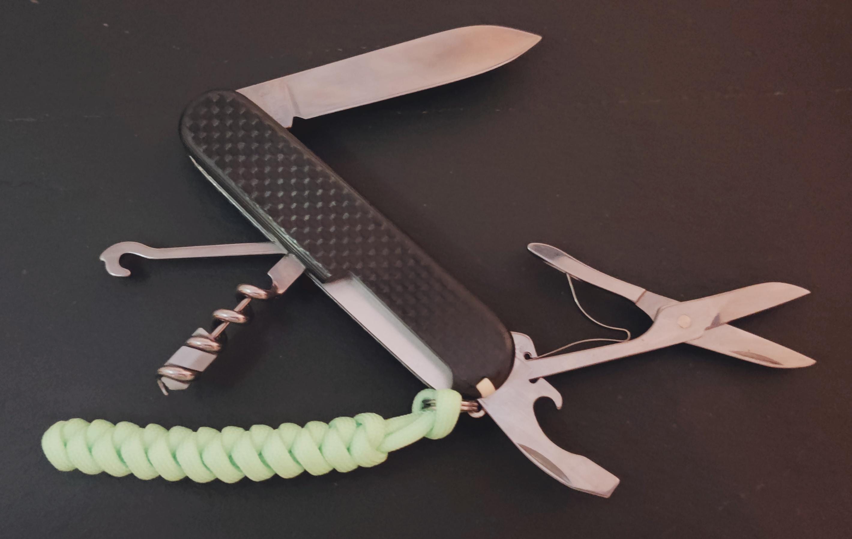 Balanças personalizadas compactas Victorinox Swiss Army em fibra de carbono