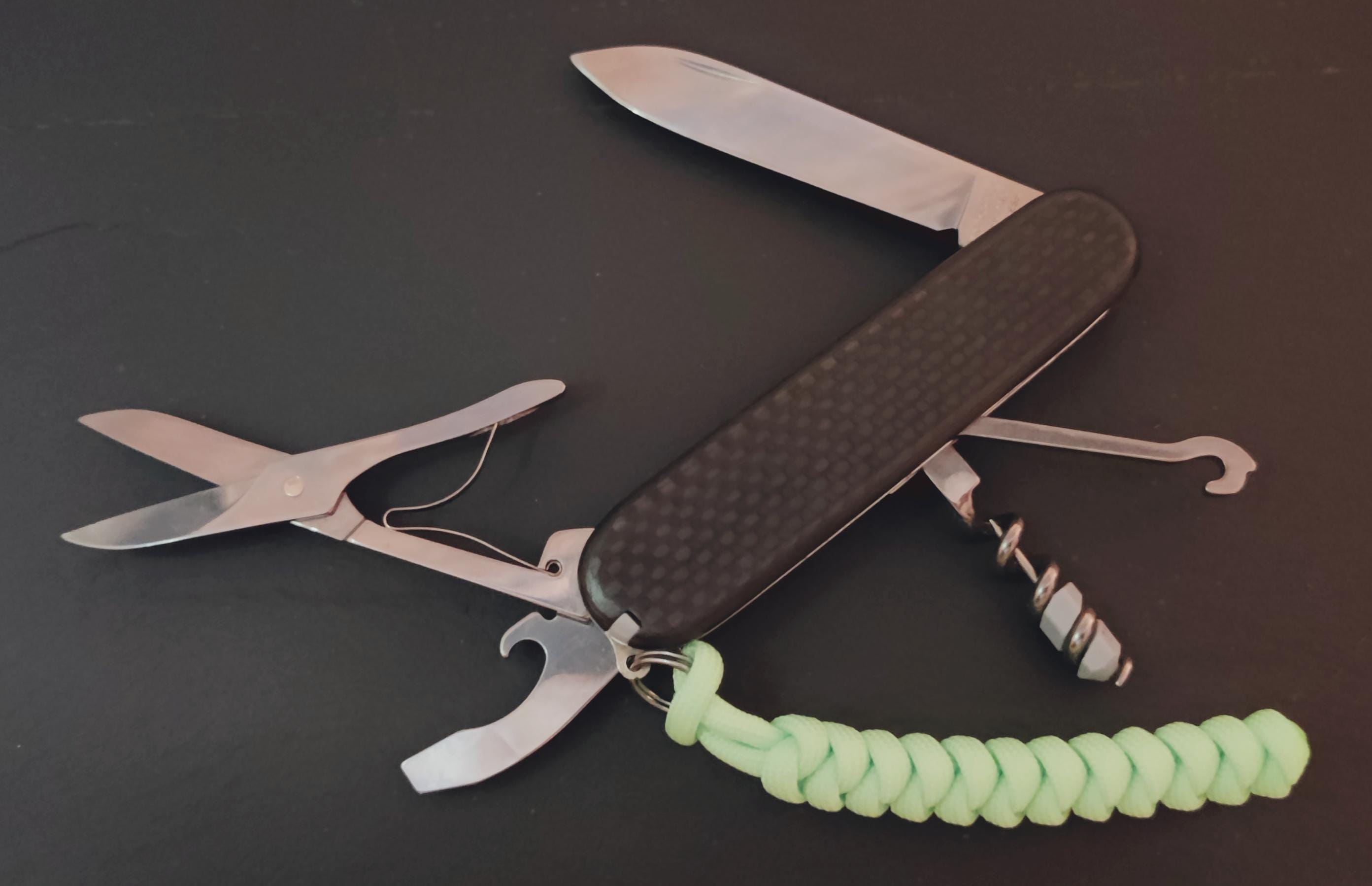Balanças personalizadas compactas Victorinox Swiss Army em fibra de carbono