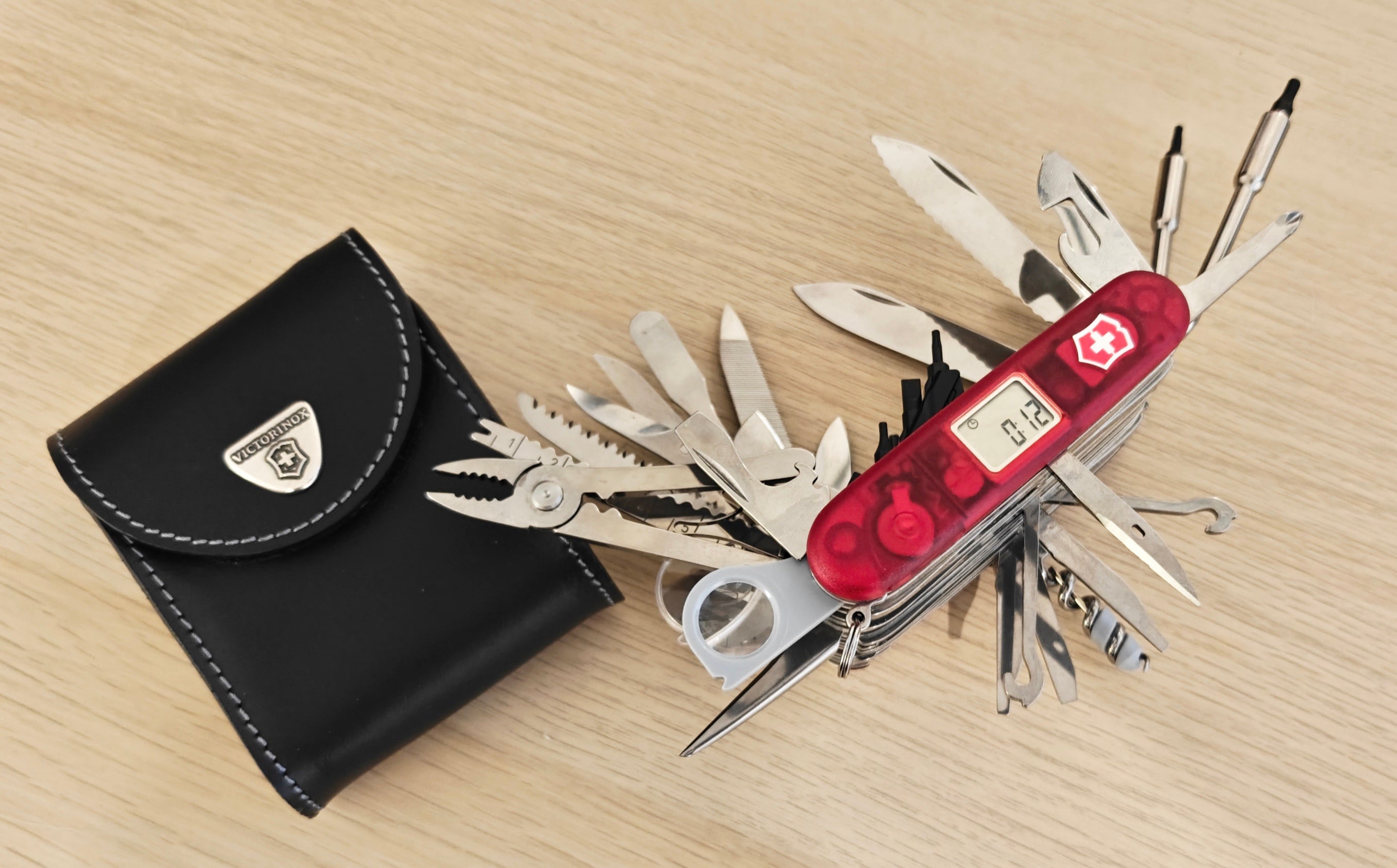Victorinox Navaja Suiza Swisschamp XAVT + Funda