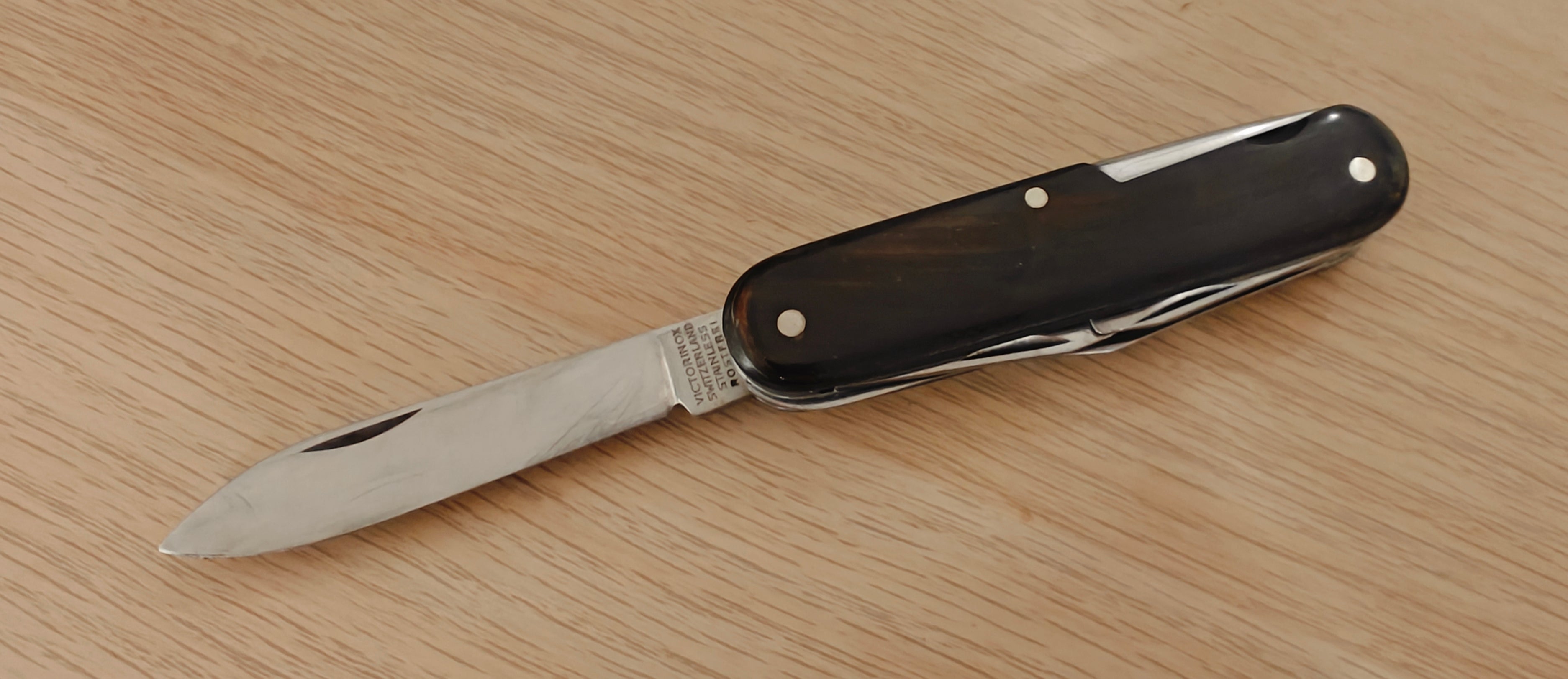 Victorinox Swiss Army Camper 237 Victoria Horn 1957-1961