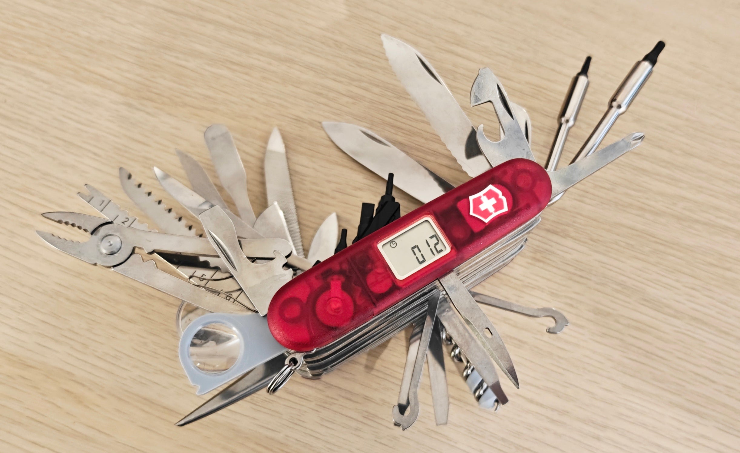 Victorinox Navaja Suiza Swisschamp XAVT + Funda