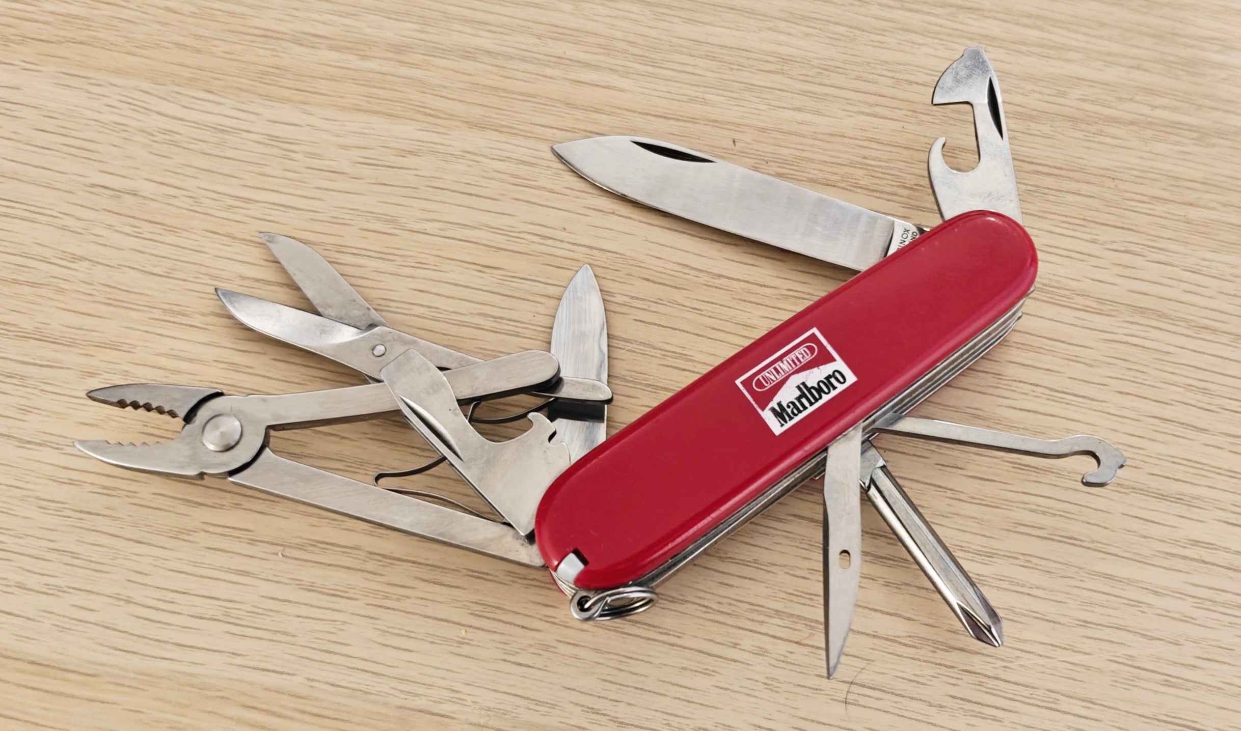 Navaja suiza Victorinox Deluxe Tinker Marlboro Adventure Team
