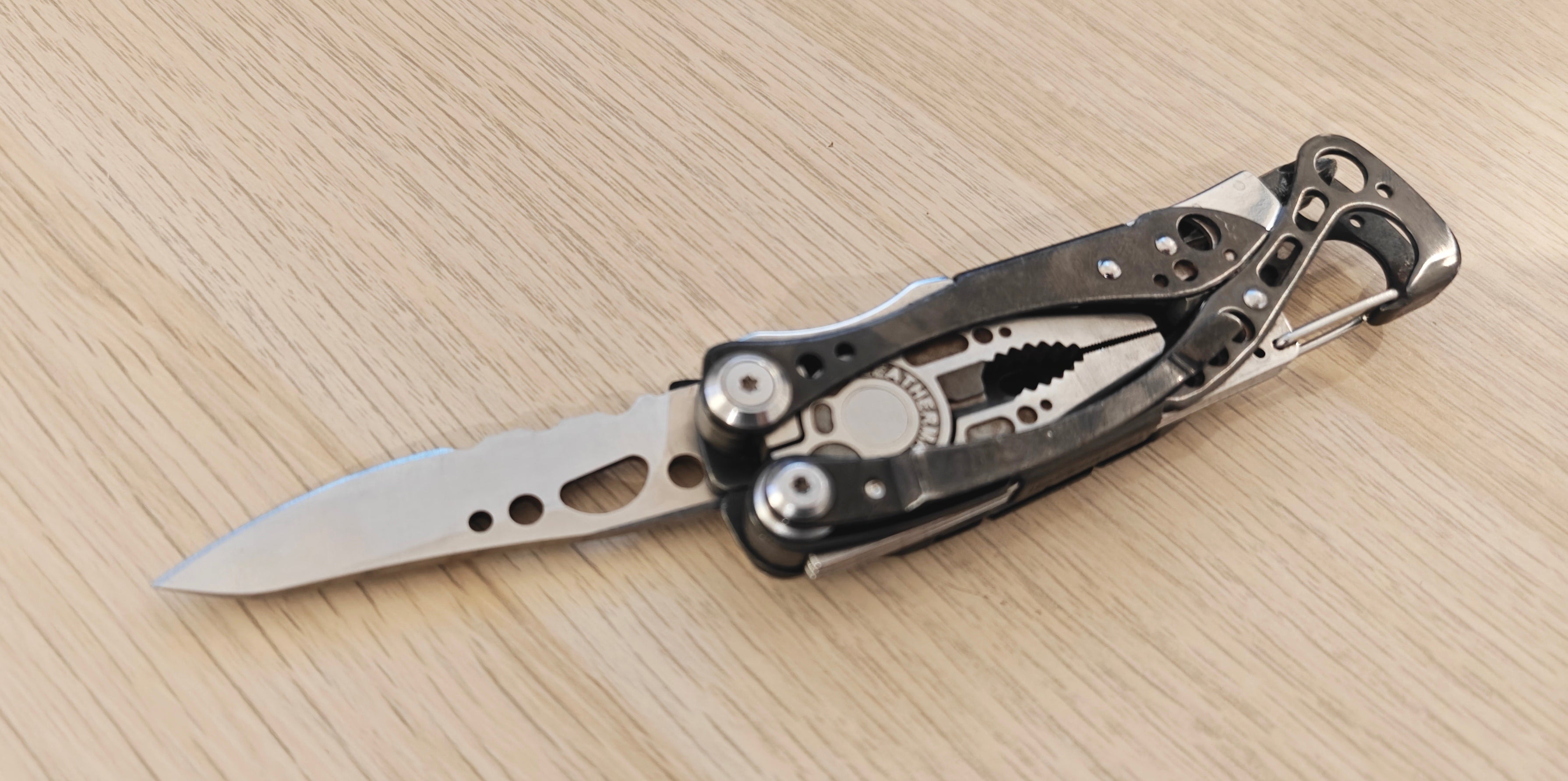 Leatherman Skeletool CX Carbon serrated pre-2009