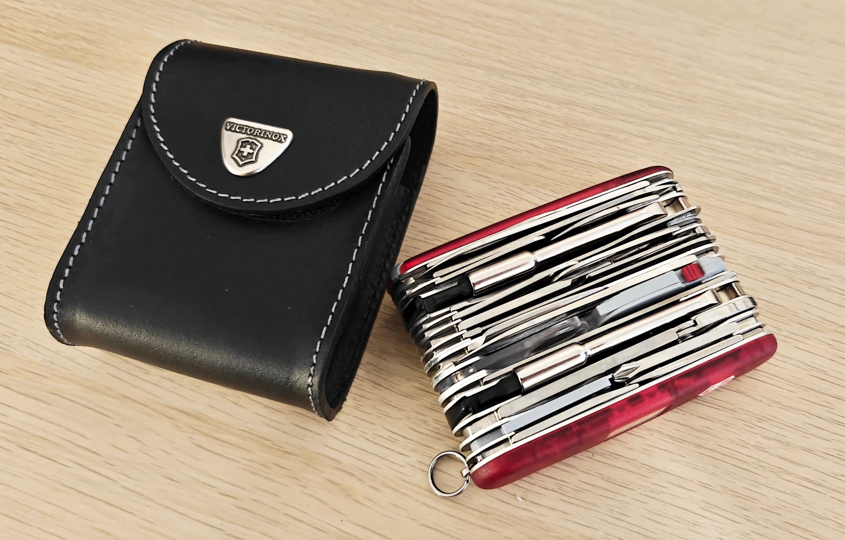 Victorinox Navaja Suiza Swisschamp XAVT + Funda