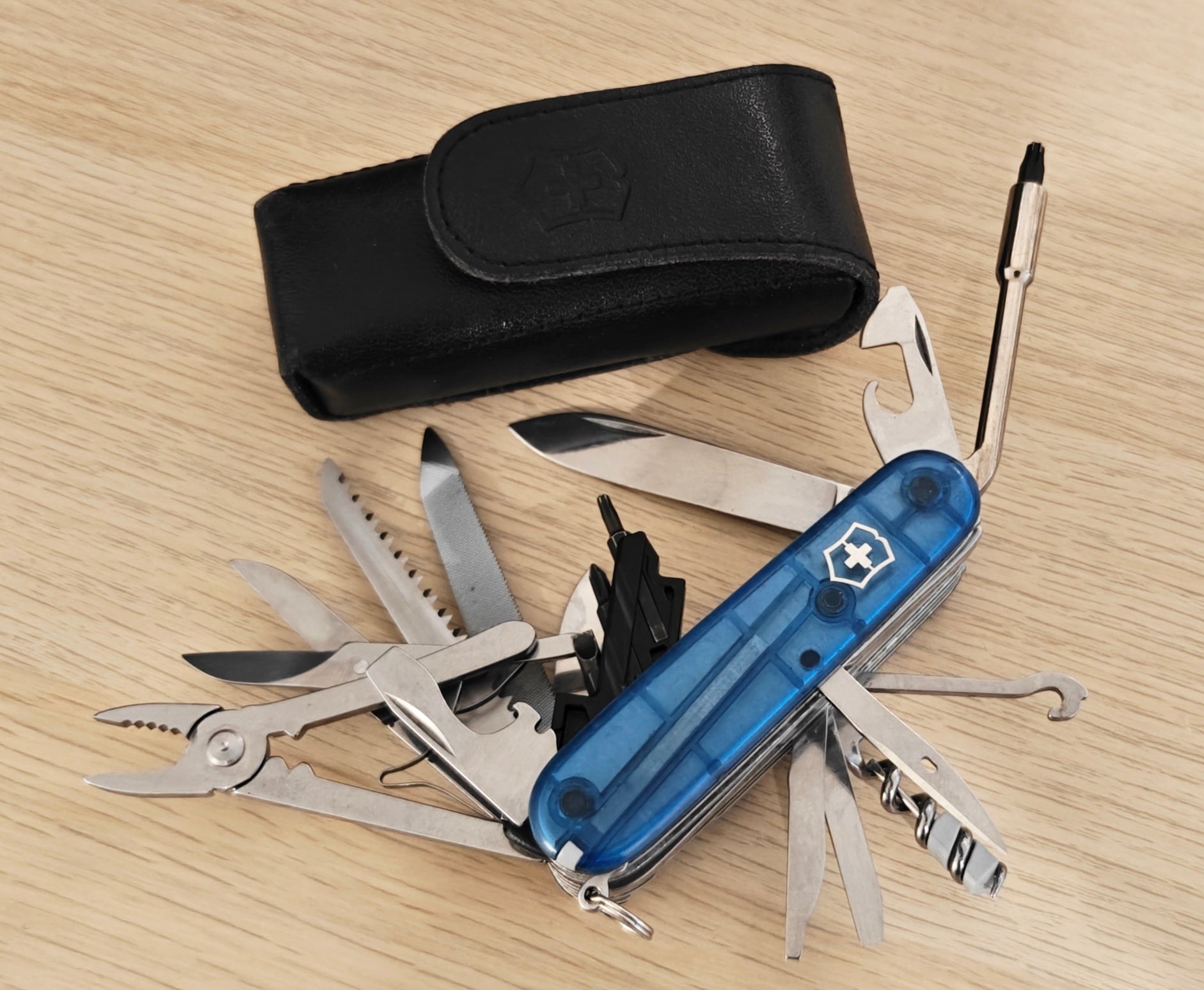 Victorinox Swiss Army Cybertool 41 Sapphire Old Cross + Pouch